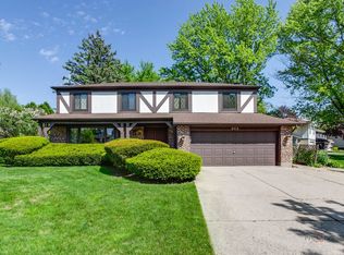 908 Dawes St, Libertyville, IL 60048