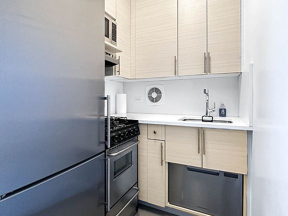 3rd image of 4 Park Ave APT 11L