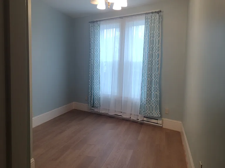 118 E 1st St #2 — Photo 15