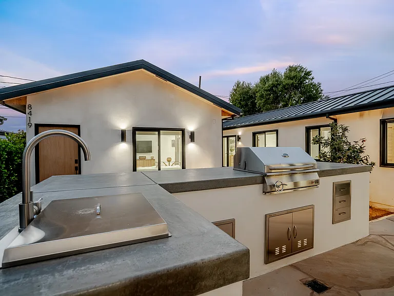 8417 Holy Cross Pl — Photo 35
