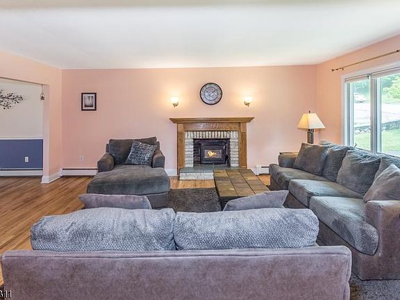 5th image of 610 Dorothy Ln