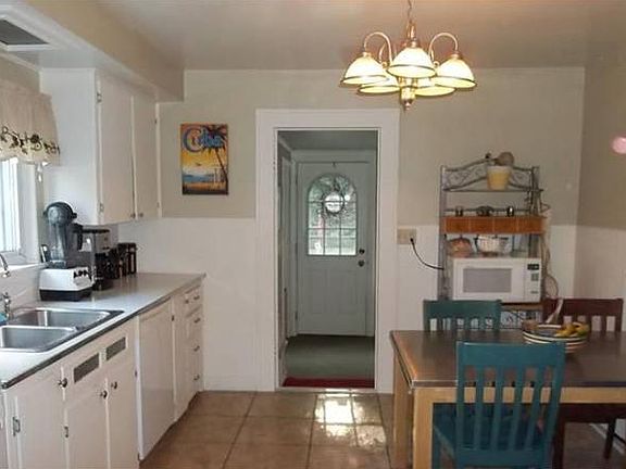 Spacious eat-in kitchen