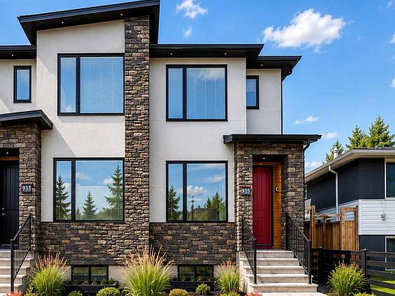 3rd image of 935 E Regal Cres NE