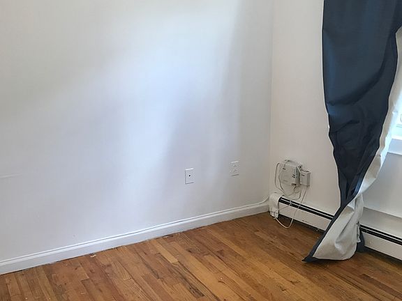 3rd image of 2923 Laconia Ave #2