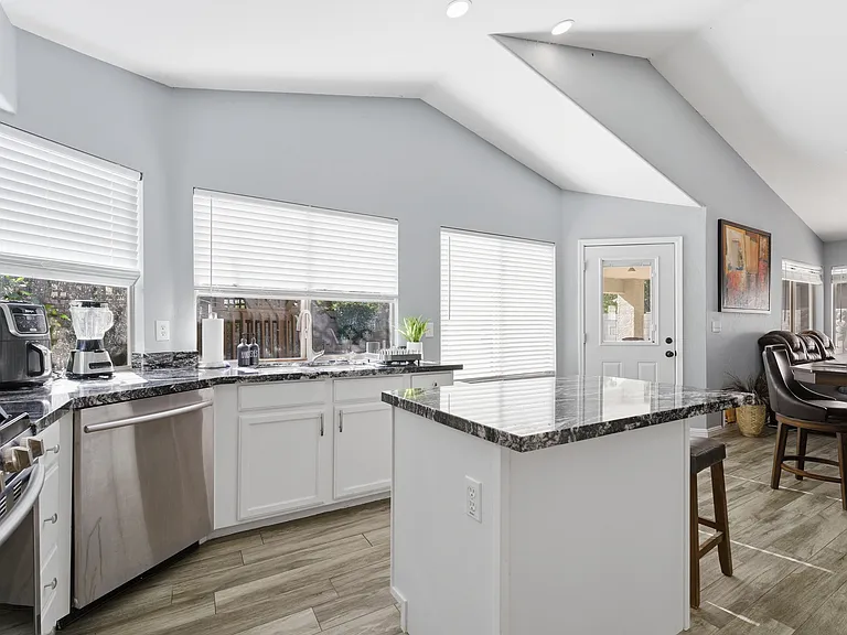 2075 E Arabian Dr — Photo 3