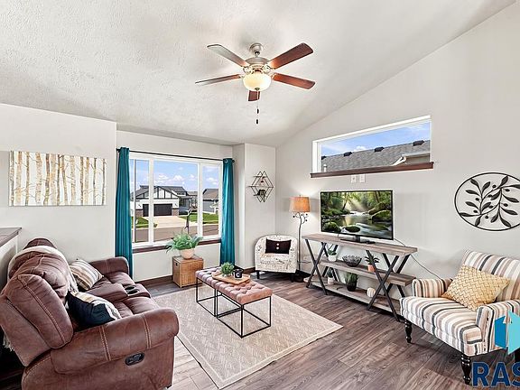3rd image of 9309 W Colton St