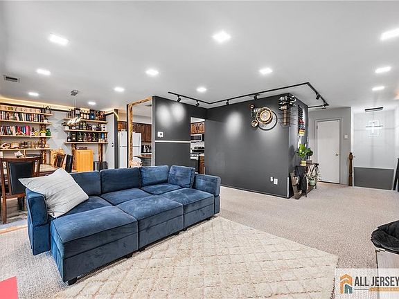3rd image of 100 Dundee Ct