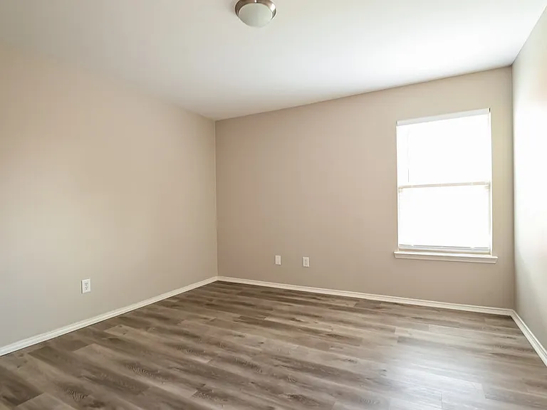 536 Laurel Ln — Photo 12