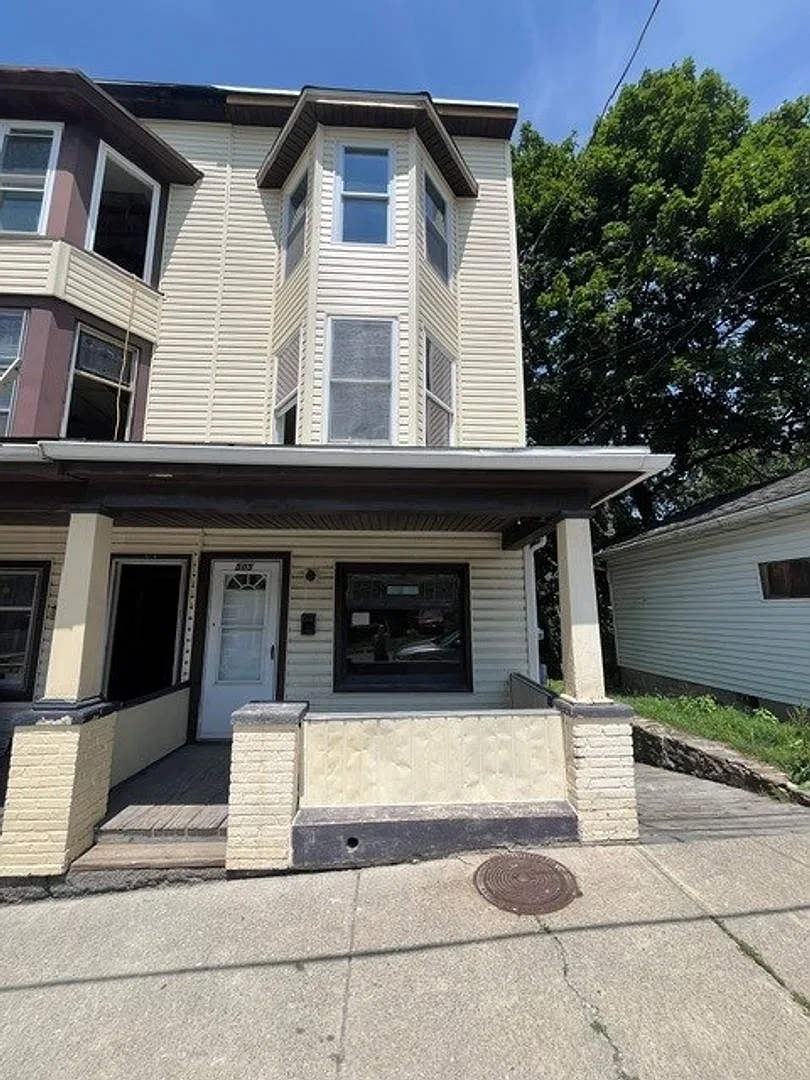 4 Bedroom 1 Bathroom — Photo 1