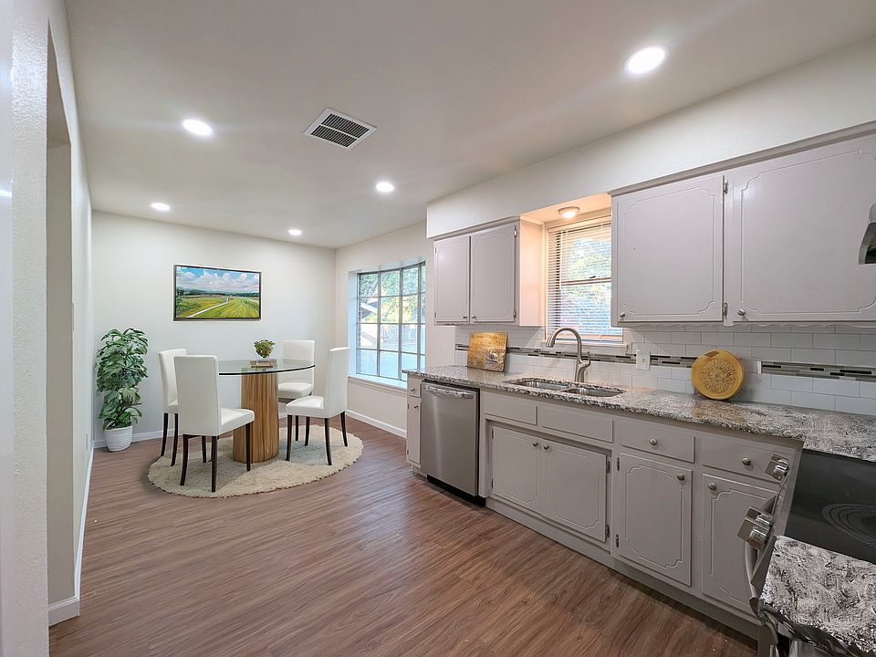 Dining room / Kitchen with table