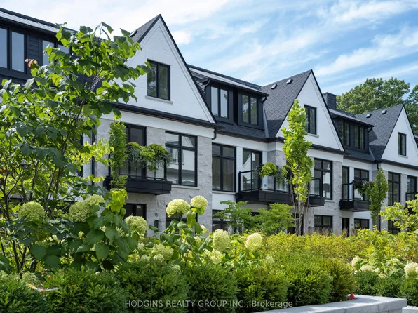 1136 Mona Rd #4, Mississauga, ON L5G 0C8