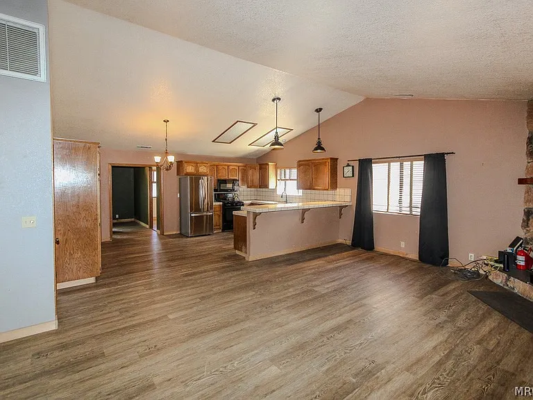 1064 Pine Ln — Photo 2