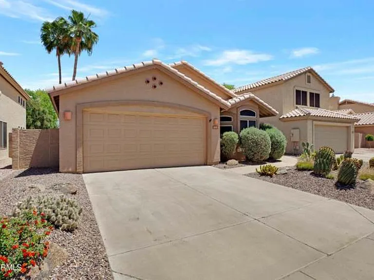 1075 N Saguaro St — Photo 2