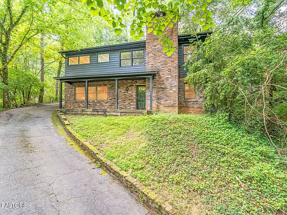 2nd image of 512 SW Chippewa Cir