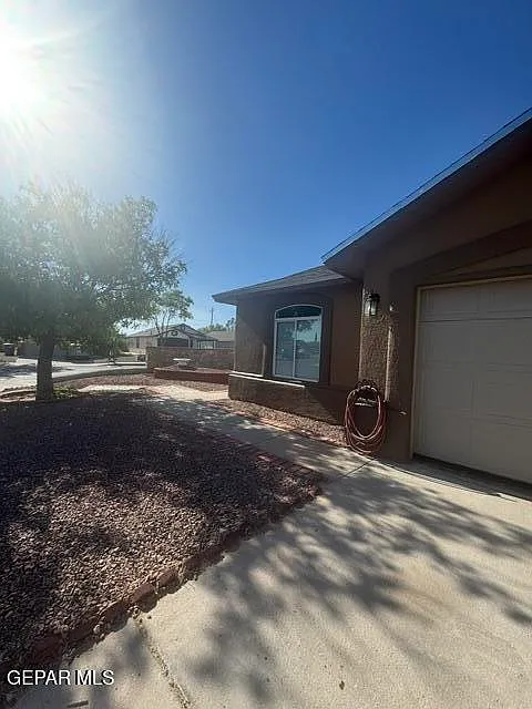 4 bed, 2.0 bath, 1452 sqft, $1,700 — Photo 2