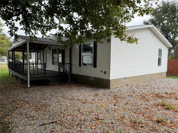 307 W 7th St, Saint Elmo, IL 62458