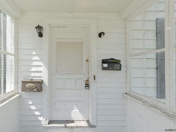 5th image of 92 Woodlawn Ave