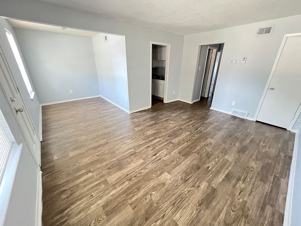 Entryway / living room - photo 1
