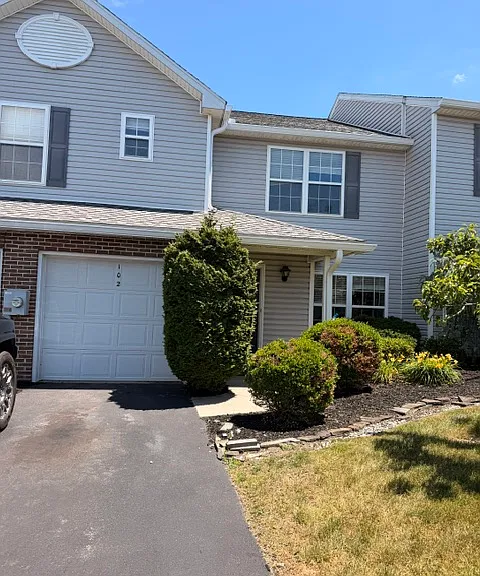 102 Martin Ct — Photo 1
