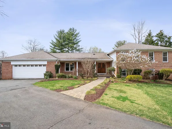 1122 Trotting Horse Ln, Great Falls, VA 22066