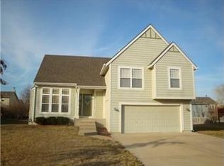 1038 E Cottage Creek Cir, Gardner, KS 66030