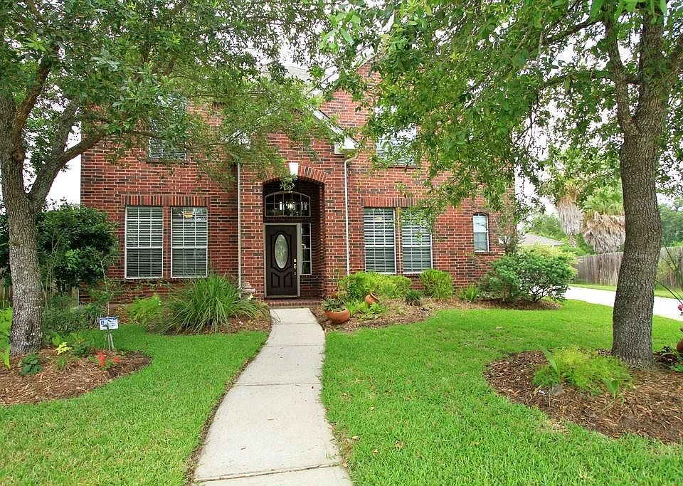 Wonderful Four Bedroom Home located in a Quiet Cul-de-sac with a Huge Back Yard, Sparkling Pool and 