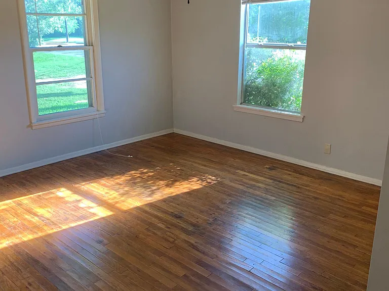 2518 N Carroll Blvd — Photo 6