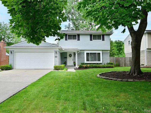 29981 Rock Creek Dr, Southfield, MI 48076