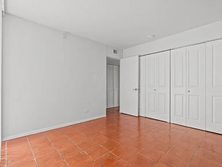 Four Oaks Apartments — Photo 29