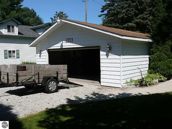 5th image of 2213 Douglas Dr