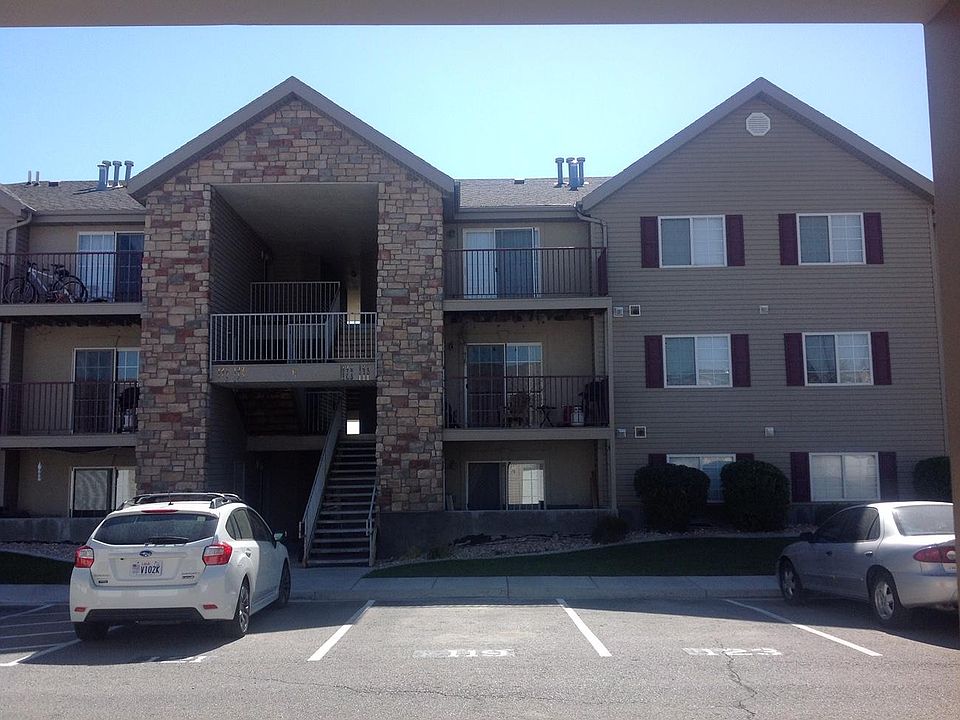 Top right unit with vaulted ceilings. Very secure and much less noise being an upper unit