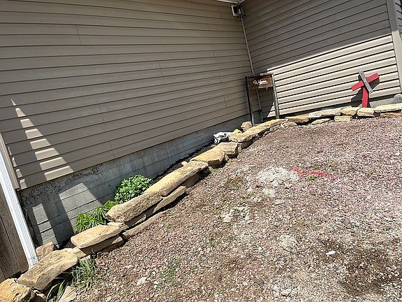 3rd image of 228 Hackberry St