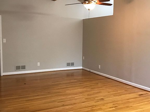 spacious front room great for entertainment