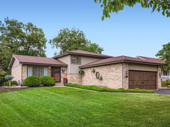 1220 E Wellwood Dr, Lockport, IL 60441