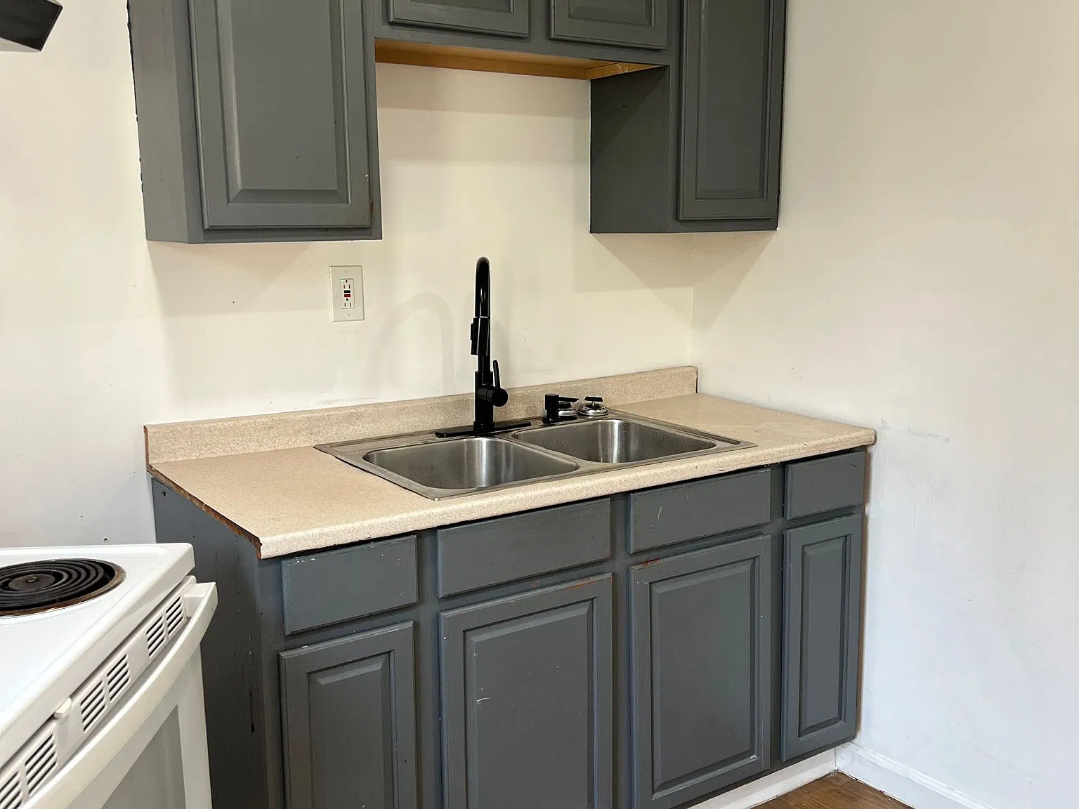 3 bed, 1.5 bath, $1,300 — Photo 2
