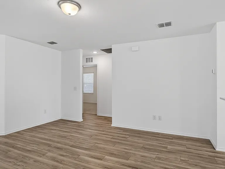 605 Grenada Lake Dr — Photo 8