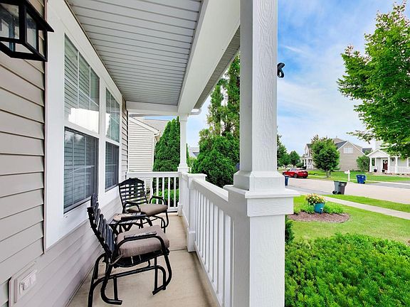 2nd image of 2426 Montclair Ln