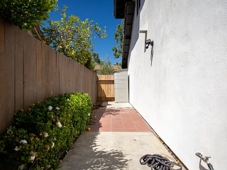 1552 Brentford Ave — Photo 37