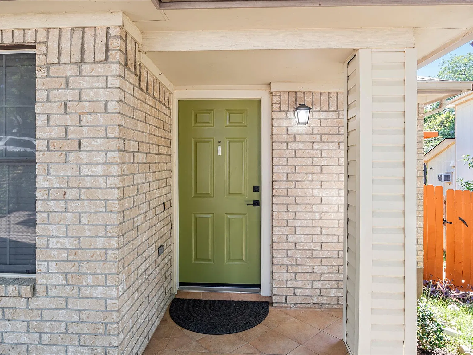 2 bed, 1.0 bath, 1007 sqft, $1,750 — Photo 2