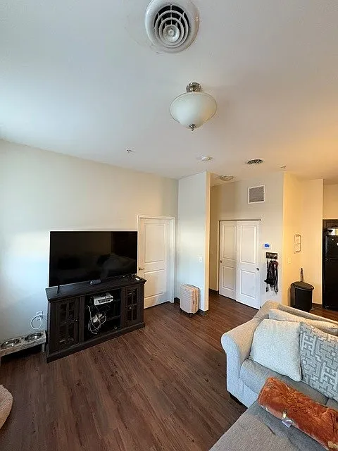 1 bed, 800 sqft, $1,255 — Photo 2