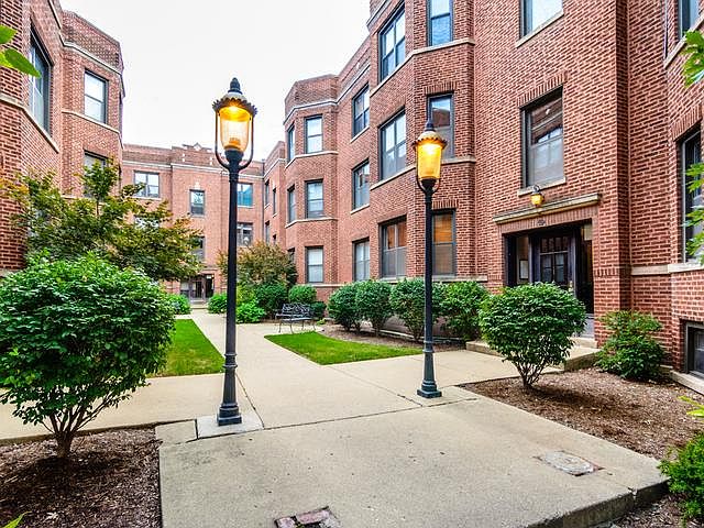 1st image of 903 W Cornelia Ave APT 3N
