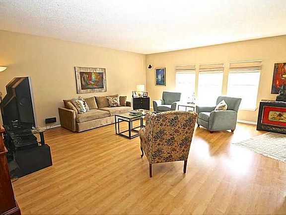 3rd image of 5901 Noble Dr
