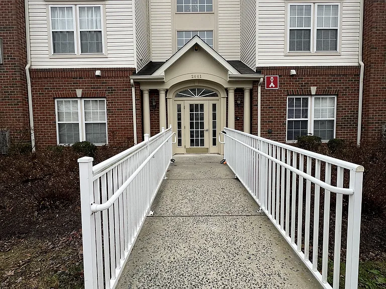 2001 Whispering Ponds Ct #1-2D-2D — Photo 1