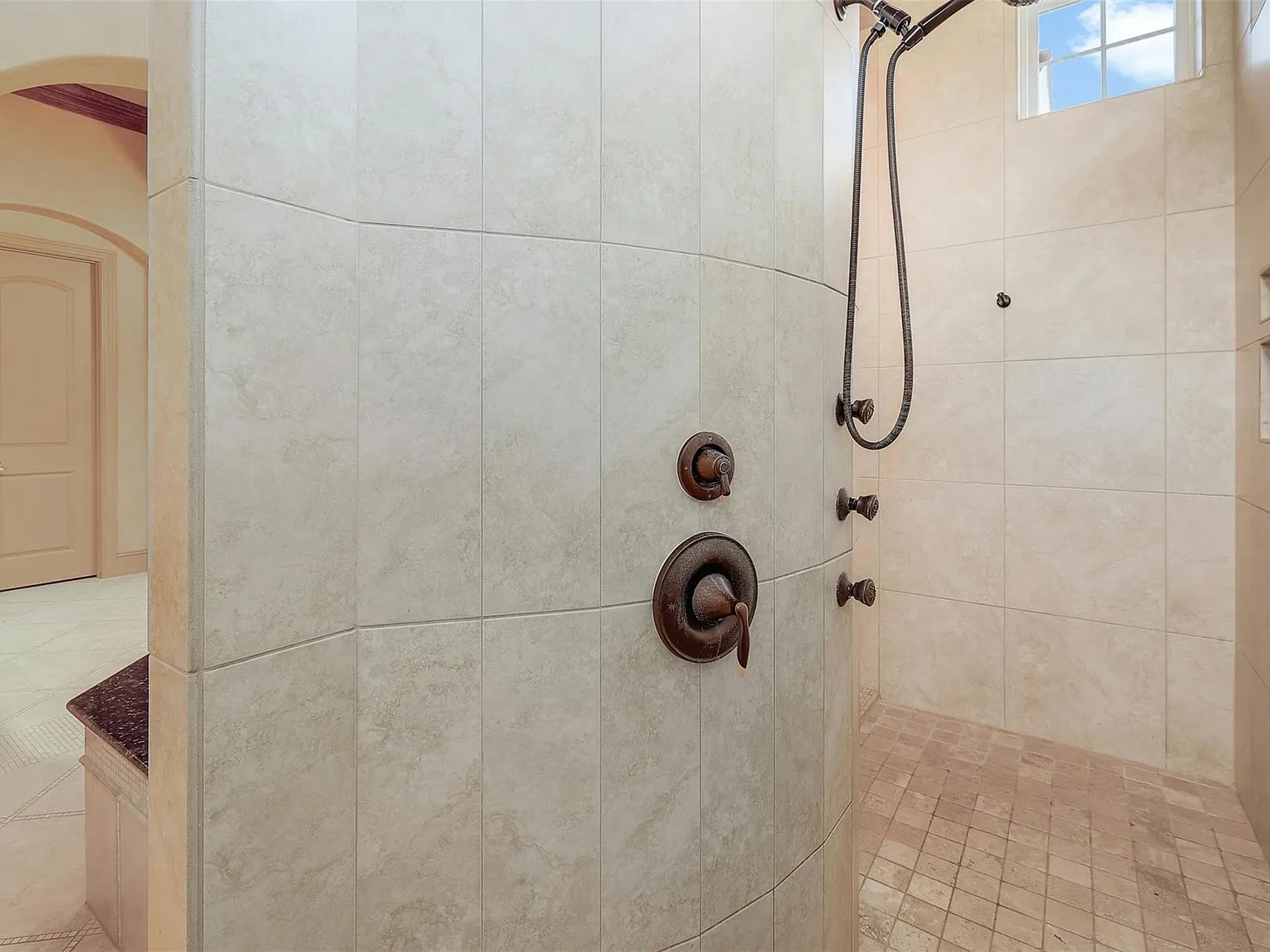 4 bed, 4.0 bath, 3405 sqft, $6,500 — Photo 3