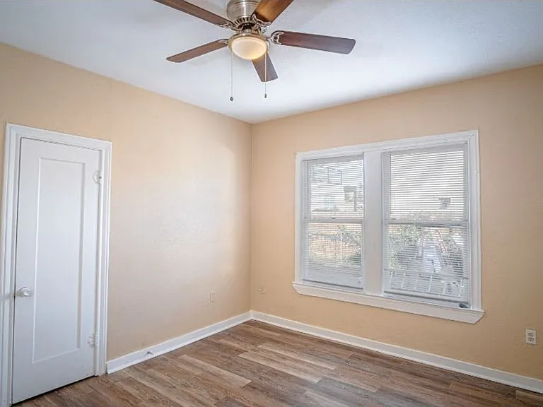 907 Iowa St — Photo 1