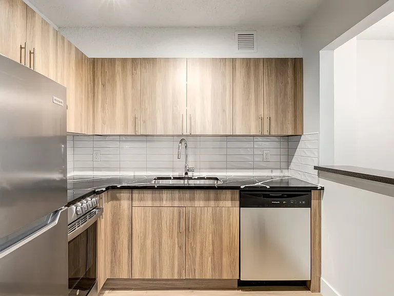 2404 16a St SW — Photo 1