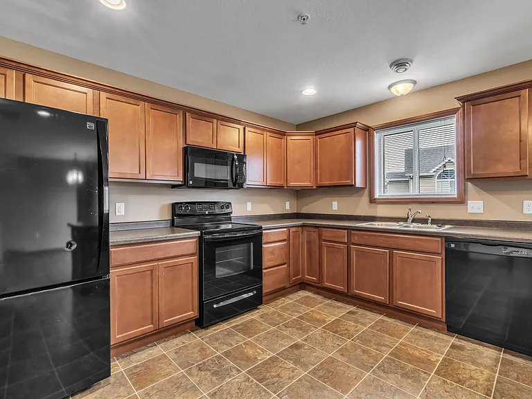 Willow Creek Townhomes — Photo 10