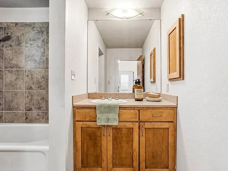 1617 W Oleander St — Photo 9