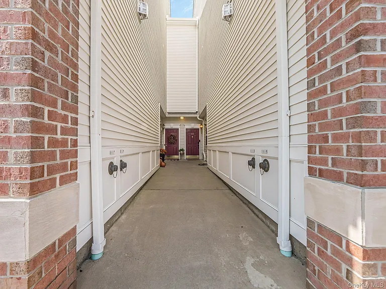 1115 Balsam Dr — Photo 3