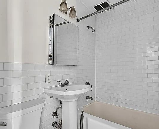 4th image of 228 E 84th St #1R